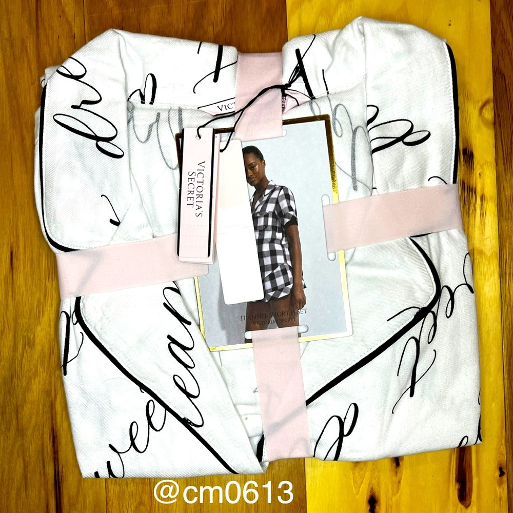 VS SWEET DREAMS FLANNEL SHORT PAJAMAS IN WHITE WITH BLACK SCRIPT